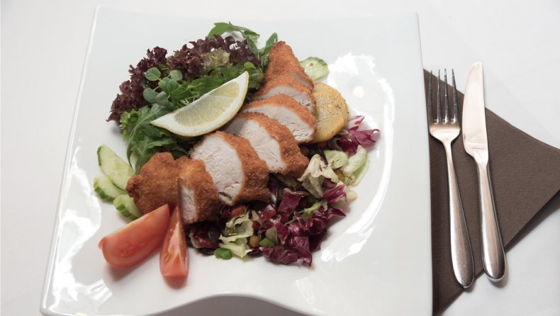 INNs HOLZ Böhmerwaldstube Backhendlsalat INNs HOLZ Böhmerwaldstube Backhendlsalat